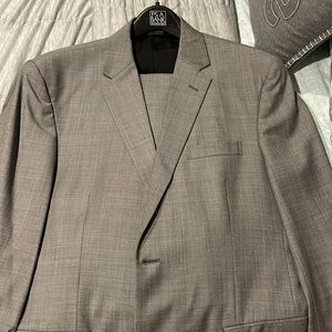New Grey Traveler Suit Excellent condition no flaws 44R